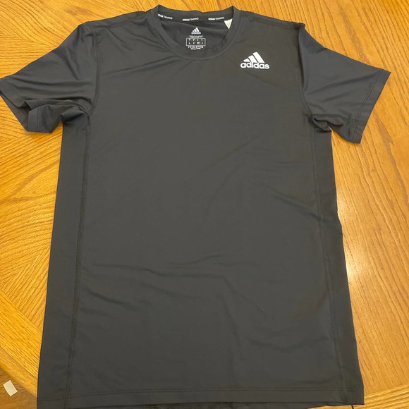 Adidas Sportwear Tshirt Techfit Men Sz M slightly used - Picture 1 of 7